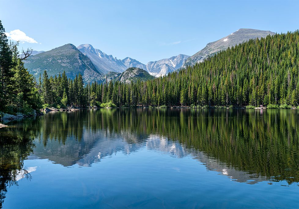 _0011_GettyImages-1043959780 A lake with trees and mountains in the background