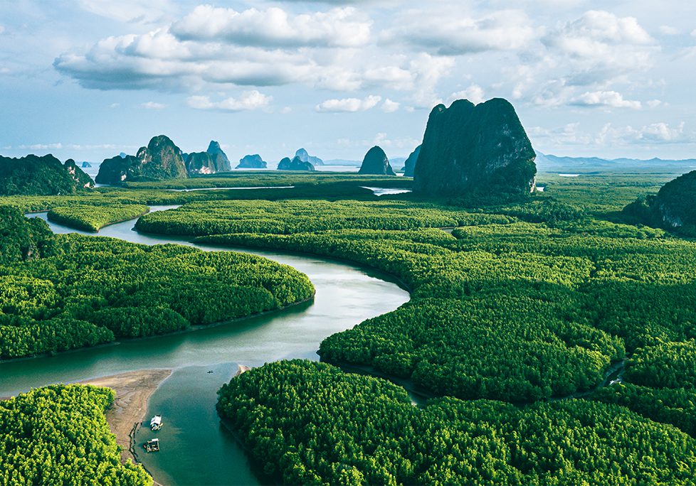 _0011_GettyImages-1611922462 A river running through the middle of an area.