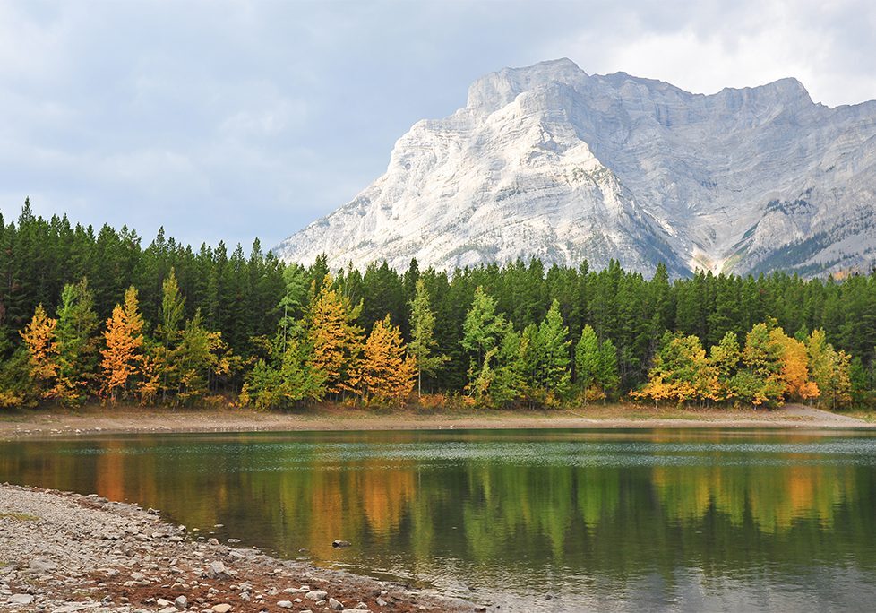 _0009_GettyImages-1719189725 A lake with trees and mountains in the background