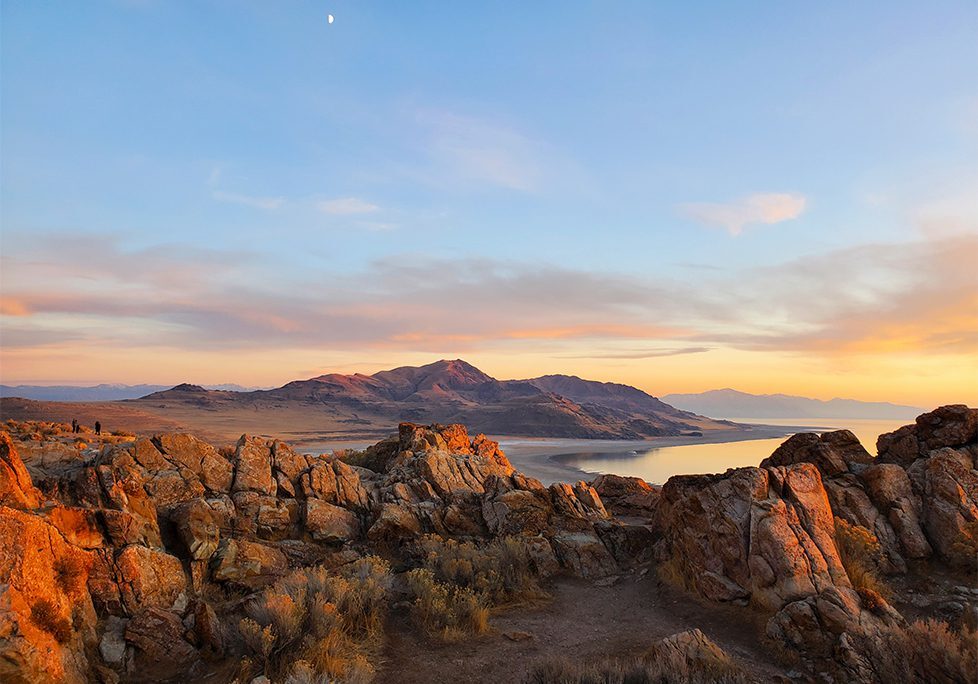 _0020_GettyImages-1304277136 A view of the desert and mountains from above.