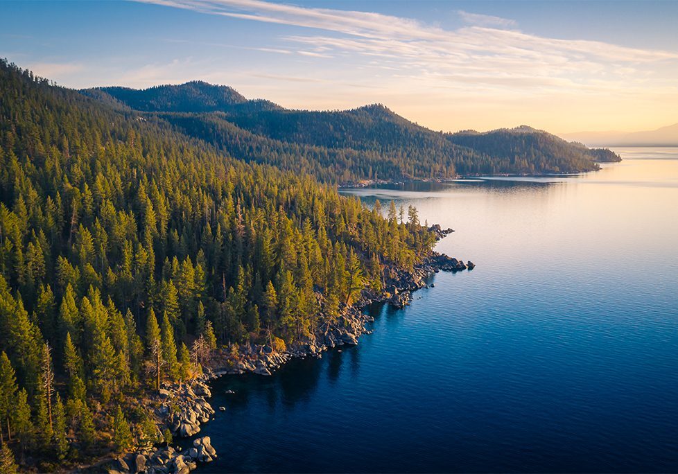 _0021_GettyImages-1302742624 A body of water with trees and mountains in the background.